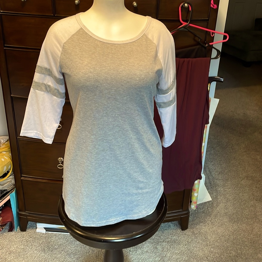 Size Lg t-shirt jersey, gray-white. 3/4 lath sleeve.